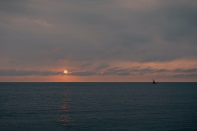 日落时船在海上的轮廓